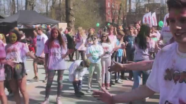 SAINT-PETERSBURG, RÚSSIA - 3 de maio de 2016. Holi Festival de cores — Vídeo de Stock