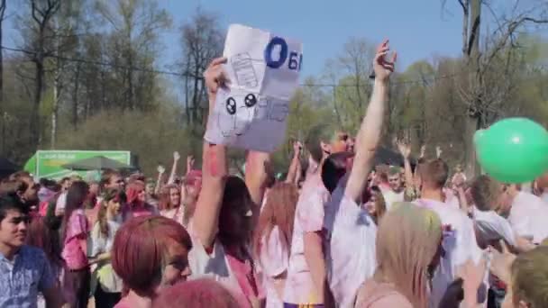 САИНТ-ПЕТЕРБУРГ, РОССИЯ - 3 мая 2016 года. Праздник красок Холи. Подростки поднимают руки. — стоковое видео