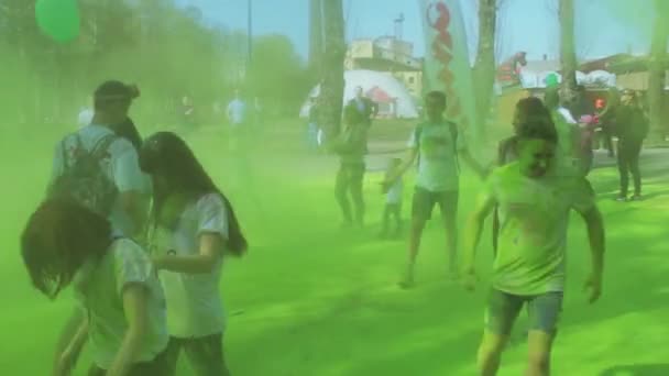 SAN PETERSBURGO, RUSIA - 3 DE MAYO DE 2016. Holi Festival de colores. Gente en pintura verde holi — Vídeo de stock