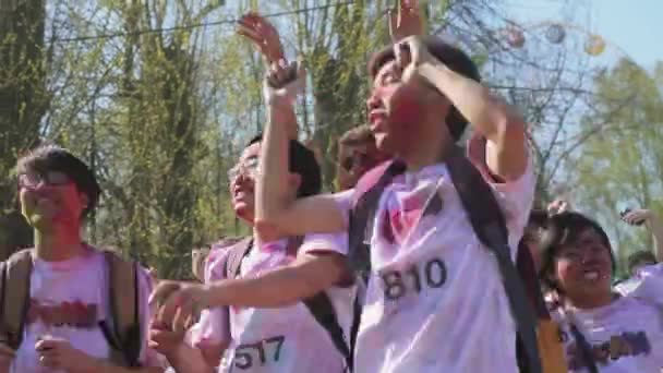 SAN PETERSBURGO, RUSIA - 3 DE MAYO DE 2016. Holi Festival de colores. Adolescentes bailando — Vídeos de Stock