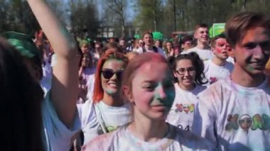 Saint-Petersburg, Rusya-3 Mayıs 2016. Holi Festival renkler. Zaman uyumlu olarak dans insanlar