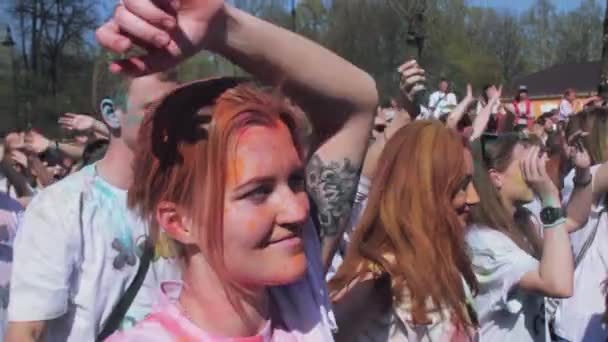 SAN PETERSBURGO, RUSIA - 3 DE MAYO DE 2016. Holi Festival de colores. Gente bailando sincrónicamente — Vídeos de Stock