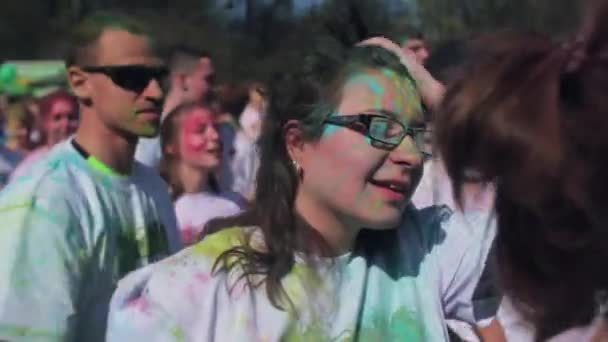 SAINT-PETERSBURG, RUSSIA - MAY 3, 2016. Holi Festival of colors. People dancing synchronously — Stock Video