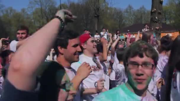 Sankt-Petersburg, Ryssland-3 maj 2016. Holi Festival av färger. Folk dansar synkront — Stockvideo