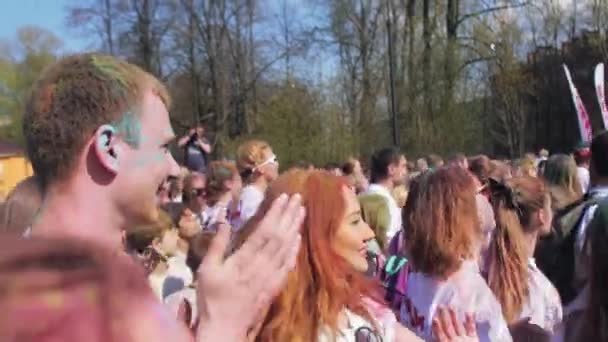 Sankt-Petersburg, Ryssland-3 maj 2016. Holi Festival av färger. Folk dansar synkront — Stockvideo