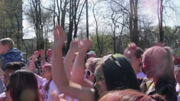 SAINT-PETERSBURG, RÚSSIA - 3 de maio de 2016. Holi Festival de cores. Adolescentes levantam as mãos — Vídeo de Stock
