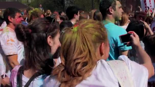 SAINT-PETERSBURG, RUSSIA - Mei 3, 2016. Festival Holi warna. Gadis lucu membuat selfie — Stok Video