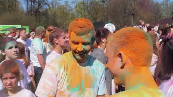 Sankt-Petersburg, Ryssland-3 maj 2016. Holi Festival av färger. Killarna skrattar — Stockvideo