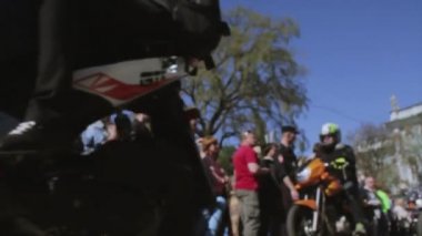 Bisikletçileri ve bisiklet parade ve gösteri. Gece kurt Mg Rusya