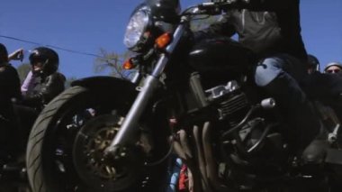 Bisikletçileri ve bisiklet parade ve gösteri. Gece kurt Mg Rusya