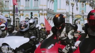 Bisikletçileri ve bisiklet parade ve gösteri. Gece kurt Mg Rusya