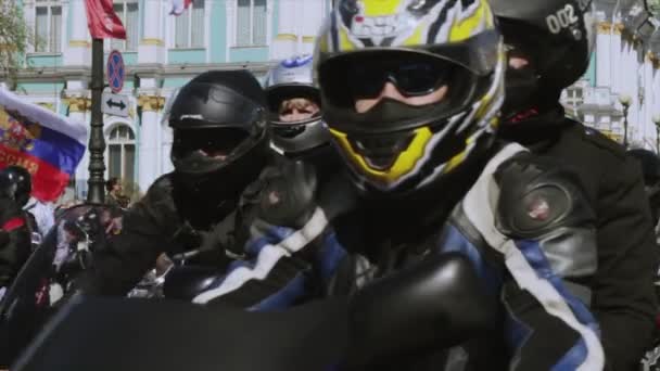 Motociclistas y bicicletas desfilan y muestran. Lobos nocturnos MG Rusia — Vídeo de stock