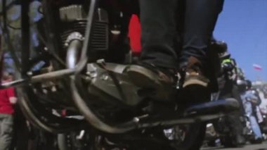 Bisikletçileri ve bisiklet parade ve gösteri. Gece kurt Mg Rusya