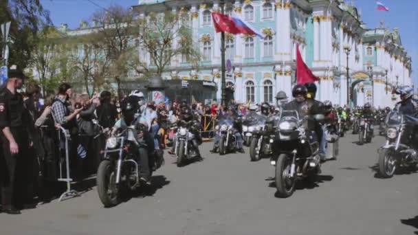 Motociclistas y bicicletas desfilan y muestran. Lobos nocturnos MG Rusia — Vídeo de stock