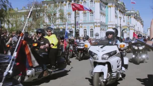 Motociclistas e bicicletas desfilam e mostram. Lobos da Noite MG Rússia — Vídeo de Stock