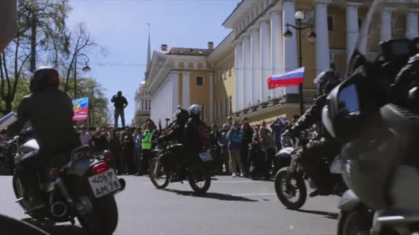 Motociclistas y bicicletas desfilan y muestran. Lobos nocturnos MG Rusia — Vídeo de stock