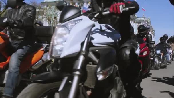 Motociclisti e biciclette sfilano e mostrano. Lupi notturni MG Russia — Video Stock