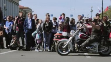 Bisikletçileri parade ve gösteri. Gece kurt Mg Rusya