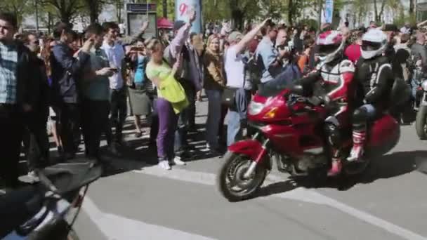 Motociclistas desfilam e mostram. Lobos da Noite MG Rússia — Vídeo de Stock