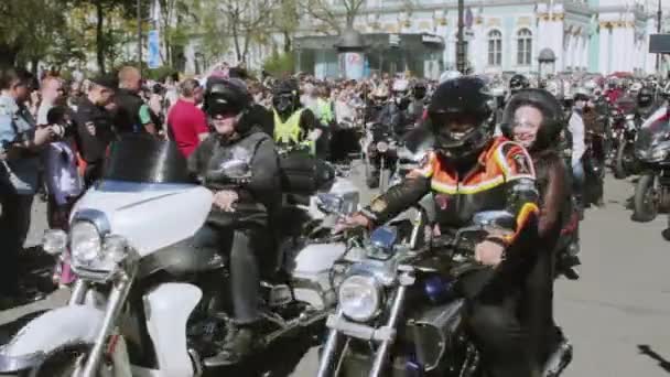 Desfile de motociclistas y espectáculo. Lobos nocturnos MG Rusia — Vídeo de stock