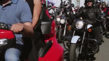 Bisikletçileri parade ve gösteri. Gece kurt Mg Rusya