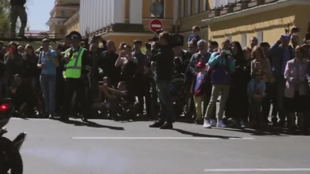 Desfile de motociclistas y espectáculo. Lobos nocturnos MG Rusia — Vídeos de Stock