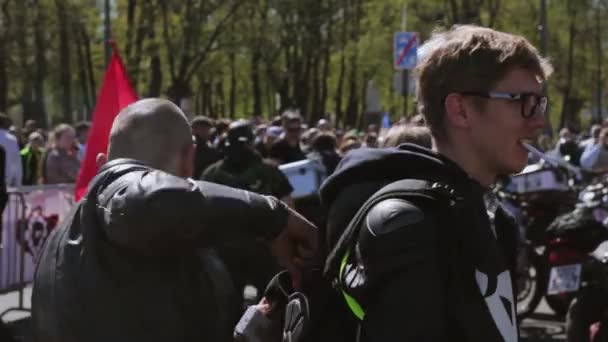 Bikers parade and show on square. Two guys smokes — Stock Video