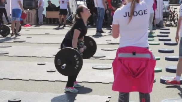 SAINT-PETERSBURG, RUSSIA. As competições no powerlifting entre as mulheres . — Vídeo de Stock