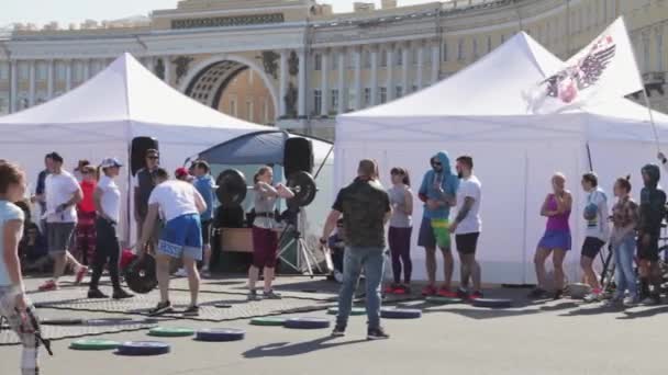 SAINT-PETERSBURG, RUSIA. Las competiciones en levantamiento de pesas entre mujeres . — Vídeo de stock