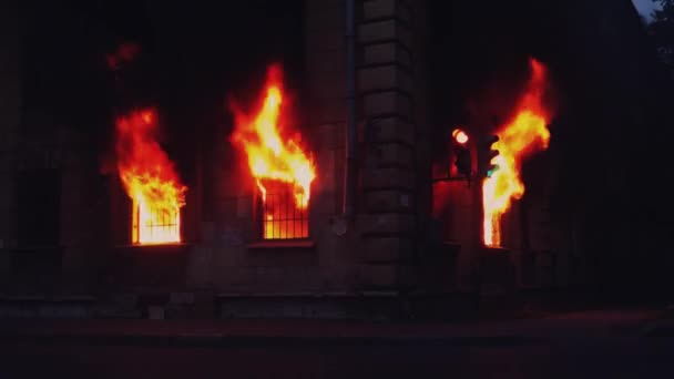 Saint-Petersburg, Rusko, 25 červen 2016. Oheň hoří uvnitř okna domu. 4k — Stock video