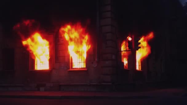 Sint-Petersburg, Rusland, 25 juni 2016. Vuur verbrandt in venster van huis. 4k — Stockvideo