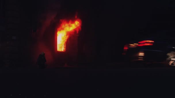 SAN PETERSBURGO, RUSIA, 25 DE JUNIO DE 2016. El fuego arde dentro de la ventana de la casa. 4K — Vídeos de Stock