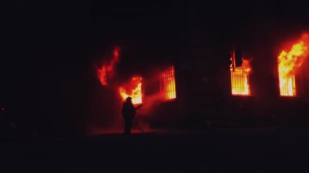 СЕНТ-ПЕТЕРСБУРГ, РОССИЯ, 25 ИЮНЯ 2016. Огонь горит внутри окна дома. 4K — стоковое видео