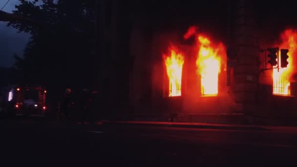 상트페테르부르크, 러시아, 6 월 25 일, 2016. 불 집의 창 안으로 굽습니다. 4 k — 비디오