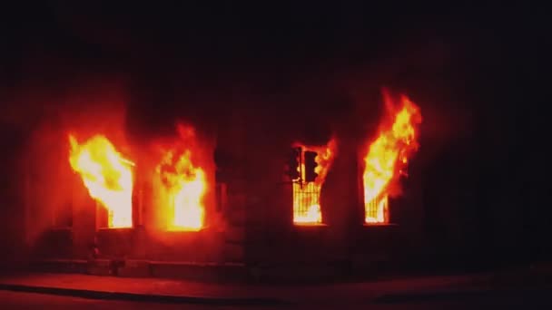 SAN PETERSBURGO, RUSIA, 25 DE JUNIO DE 2016. El fuego arde dentro de la ventana de la casa. 4K — Vídeos de Stock