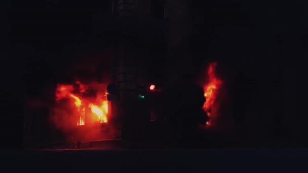 SAINT-PETERSBURG, RUSSIA, JUNE 25, 2016. Fire burns inside window of house. 4K — Stock Video