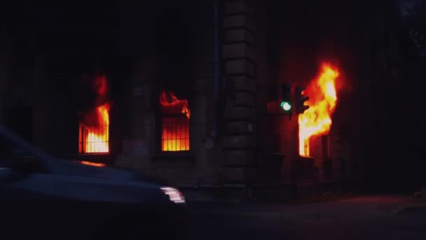 Sint-Petersburg, Rusland, 25 juni 2016. Vuur verbrandt in venster van huis. 4k — Stockvideo
