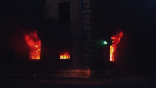 Sankt-Petersburg, Ryssland, 25 juni 2016. Elden brinner inuti fönstret på huset. 4k — Stockvideo