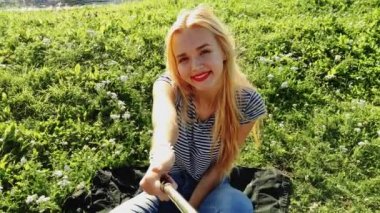 Gün batımında selfie alarak güzel genç kız. 4k