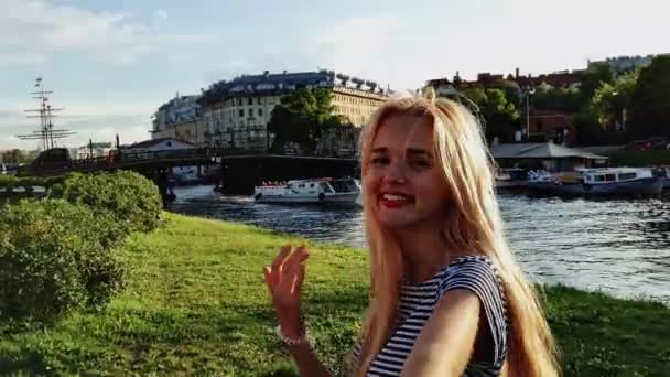 Menina bonita tomando selfie ao pôr-do-sol e soprando beijo. 4K — Vídeo de Stock