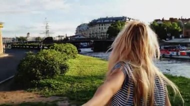 Güzel genç kız selfie gün batımında alarak ve öpücük üfleme. 4k