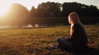 Gün batımında selfie alarak güzel genç kız. HD