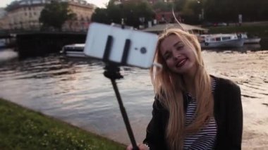 Gün batımında selfie alarak güzel genç kız. HD