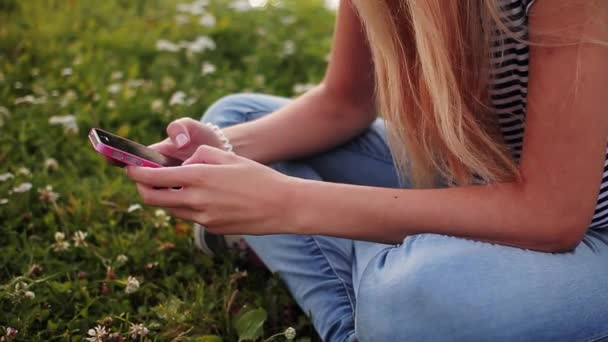 Krásná mladá dívka s selfie při západu slunce. HD — Stock video