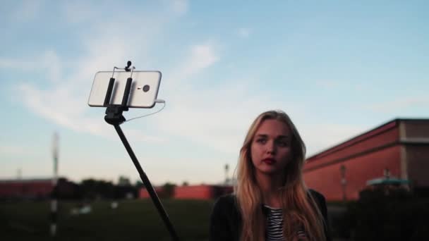 Menina bonita tomando selfie ao pôr-do-sol. HD — Vídeo de Stock