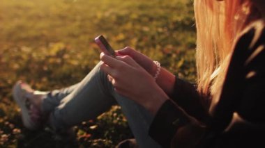 Gün batımında selfie alarak güzel genç kız. HD