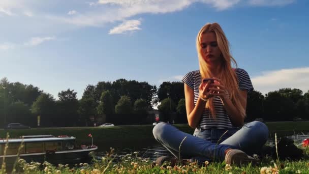 Menina bonita tomando selfie ao pôr-do-sol. 4K — Vídeo de Stock