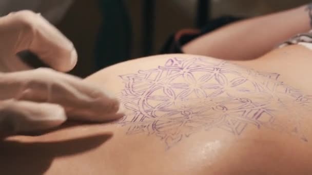 Tatuering master att göra en tatuering av mandala mönster. Nära upp skott av händer — Stockvideo