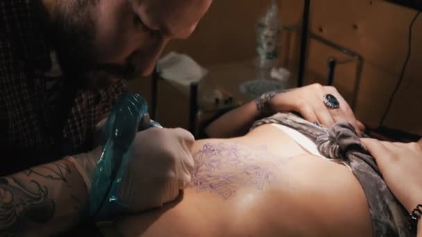 Tattoo meester met baard een tatoeage van mandala patroon te maken. Close-up shot — Stockvideo