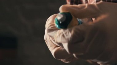 Ekose gömlek prepearing dövme makinesi iş için adam. Elinde lastik eldiven, yakın çekim